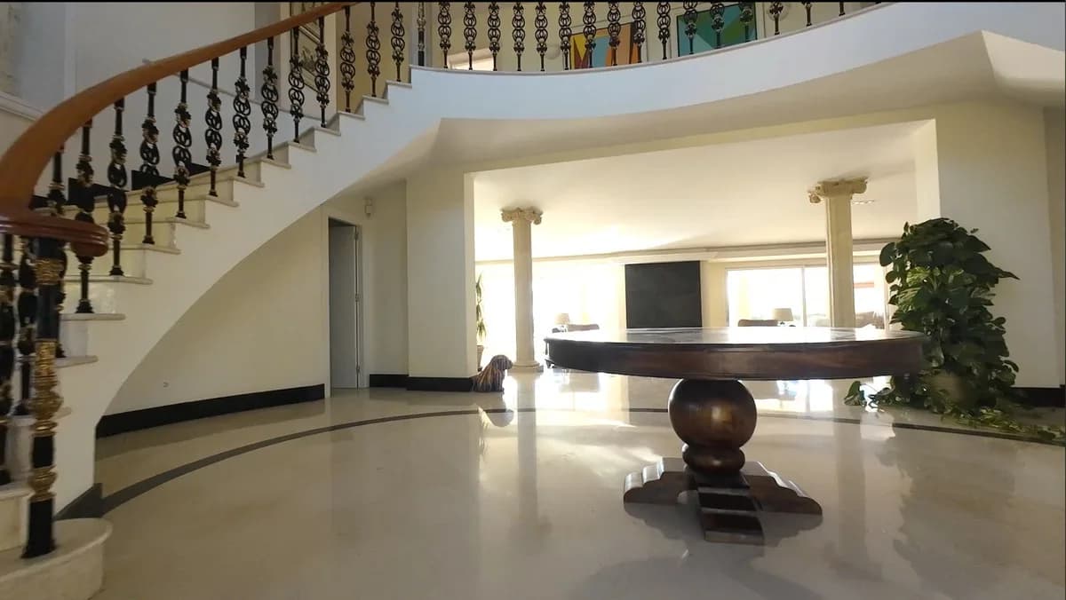 8 Bedroom Detached Villa for Sale in El Paraiso, Málaga - Image 8