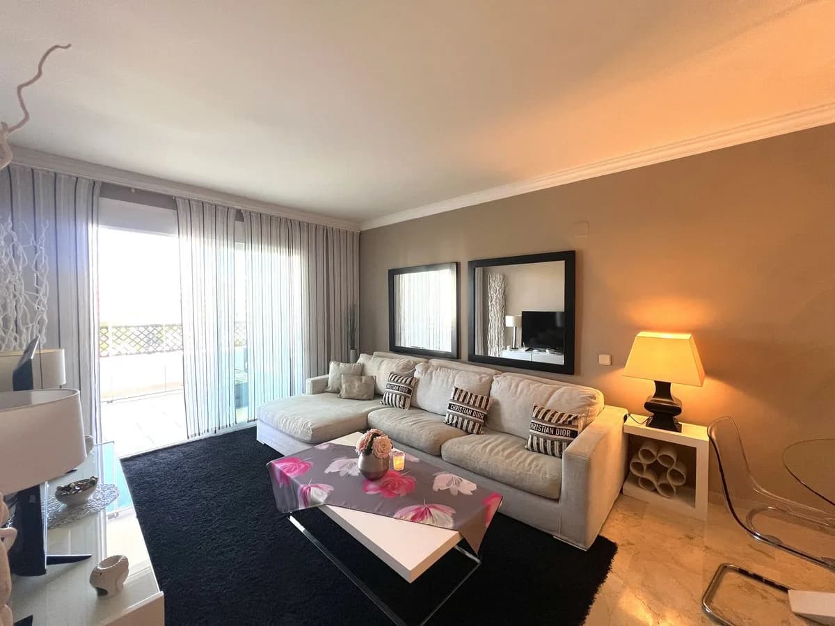 2 Bedroom Middle Floor Apartment for Sale in Puerto Banús, Málaga