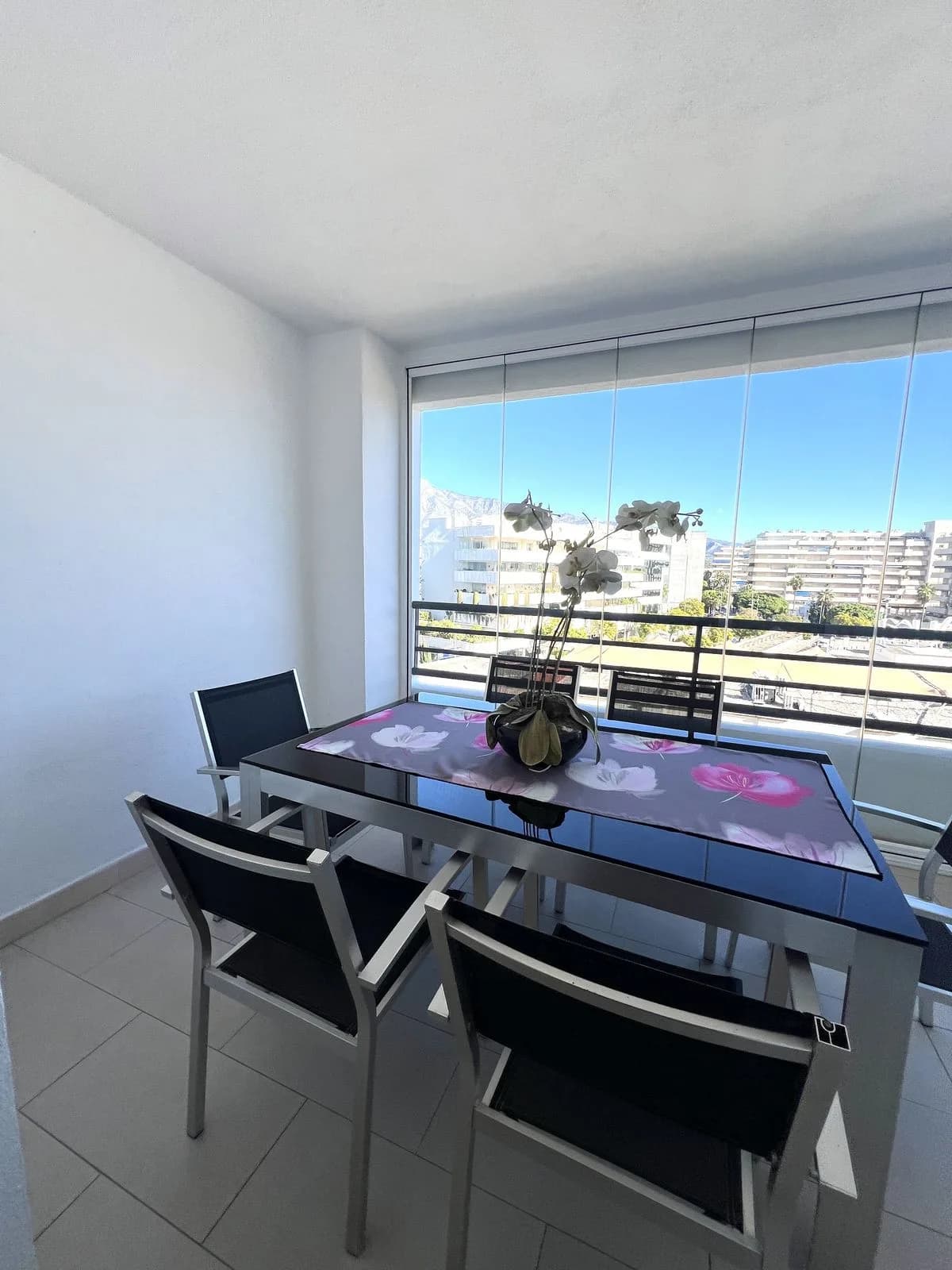 2 Bedroom Middle Floor Apartment for Sale in Puerto Banús, Málaga - Image 5