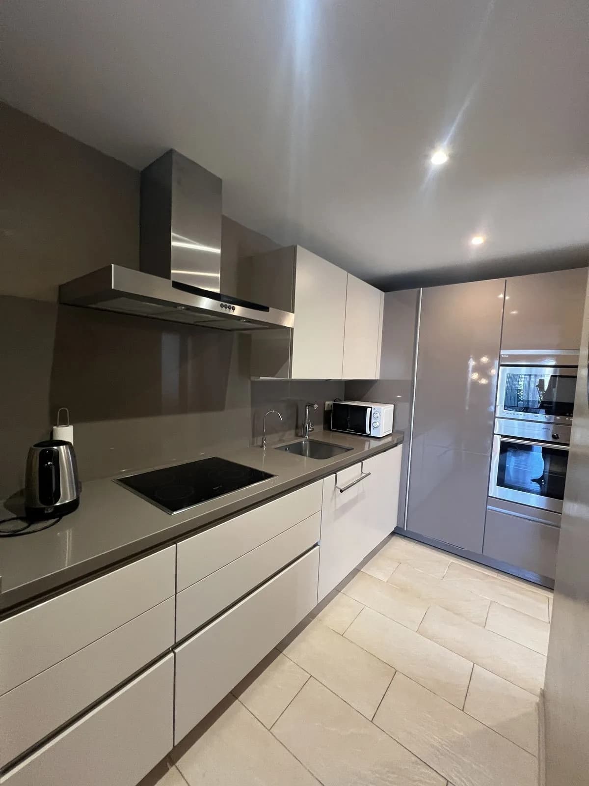 2 Bedroom Middle Floor Apartment for Sale in Puerto Banús, Málaga - Image 6