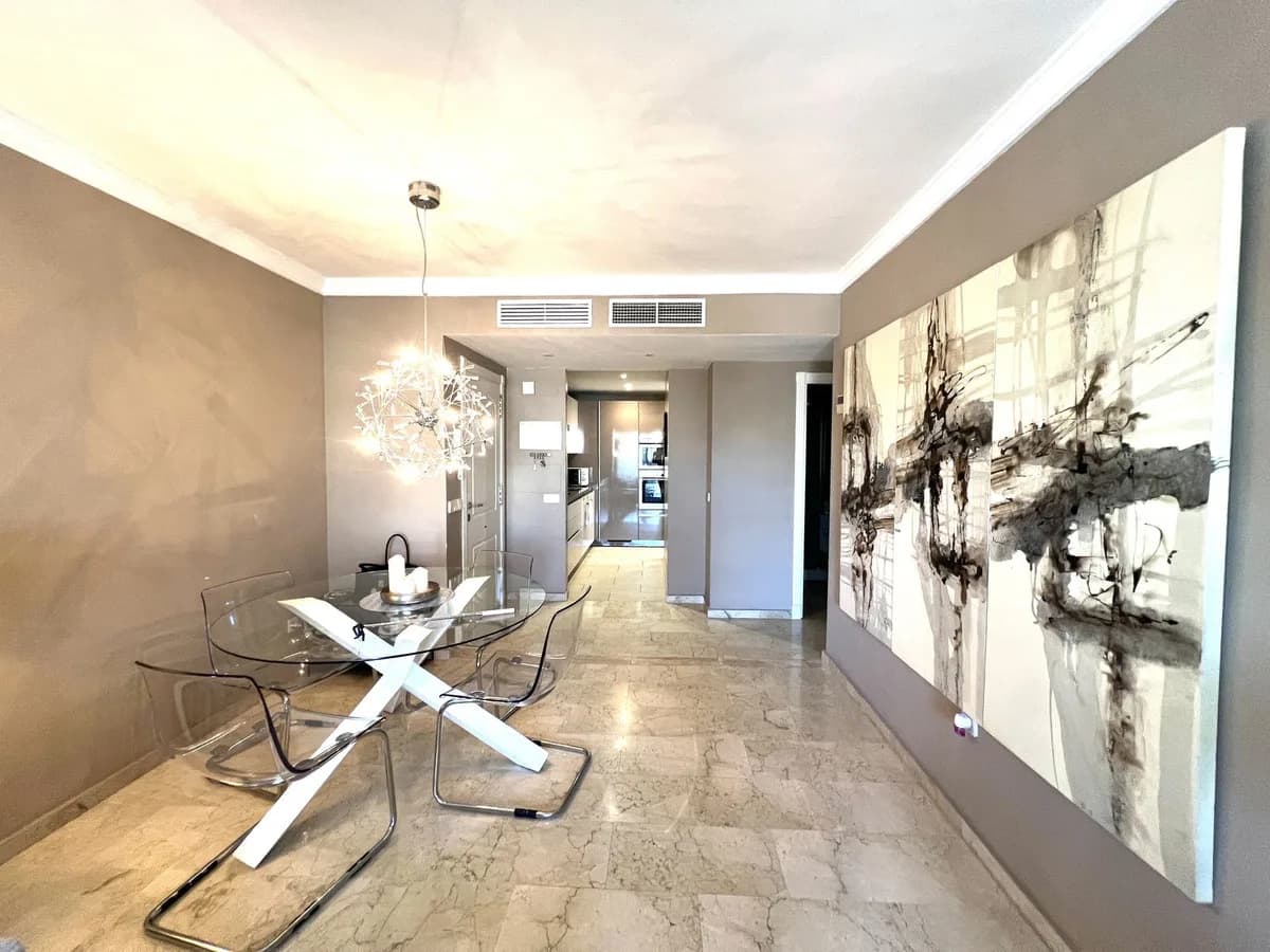 2 Bedroom Middle Floor Apartment for Sale in Puerto Banús, Málaga - Image 9