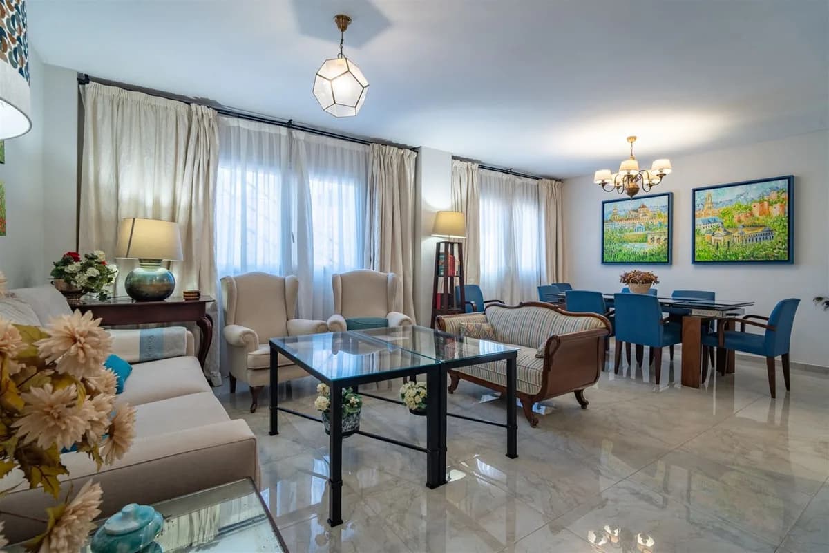 3 Bedroom Middle Floor Apartment for Sale in Malagueta, Málaga - Image 3
