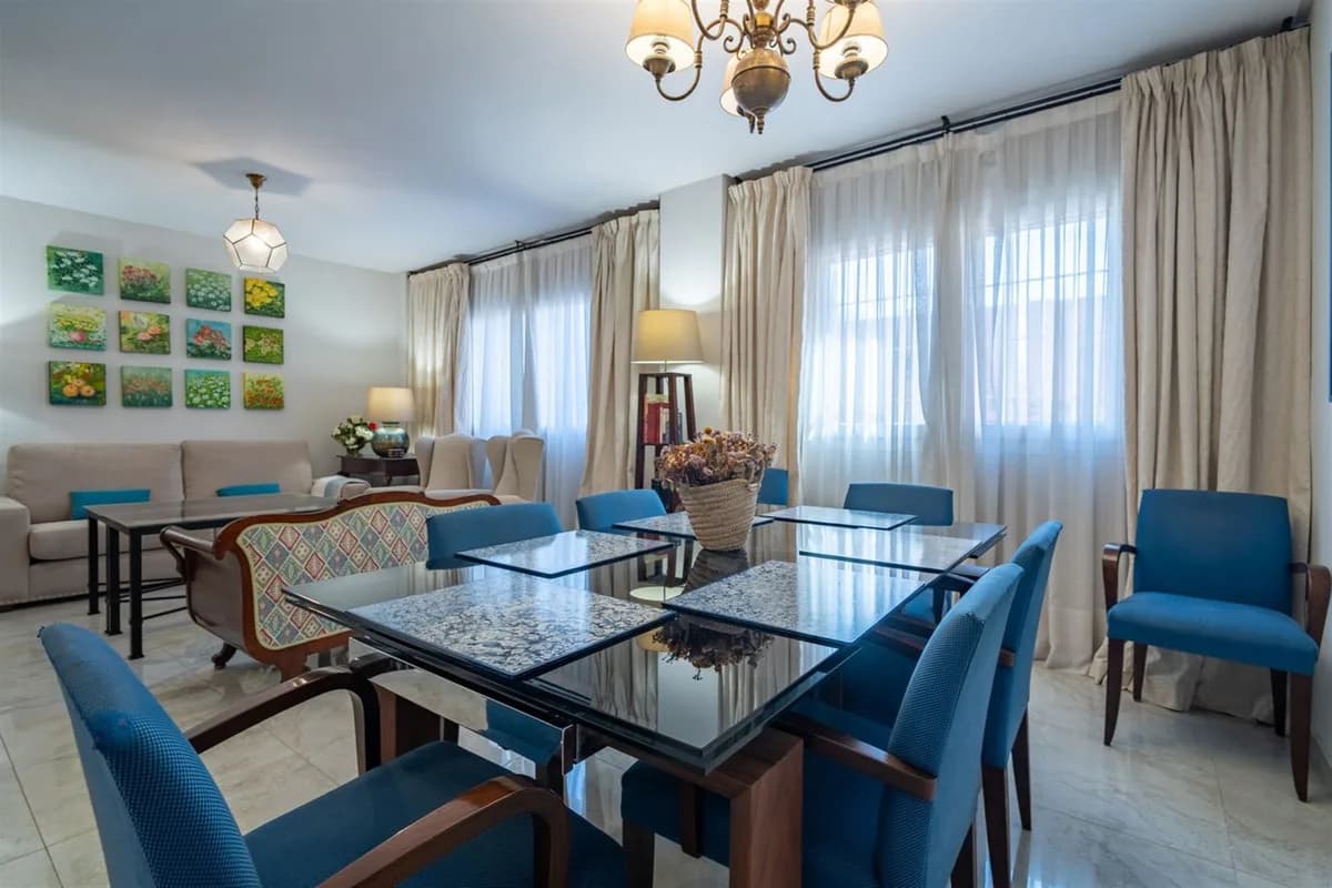 3 Bedroom Middle Floor Apartment for Sale in Malagueta, Málaga - Image 5