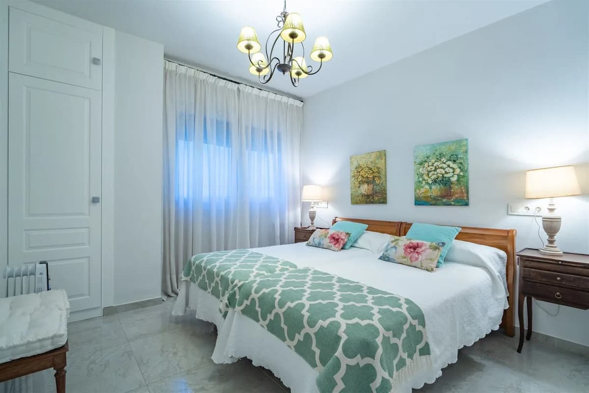 3 Bedroom Middle Floor Apartment for Sale in Malagueta, Málaga - Image 7