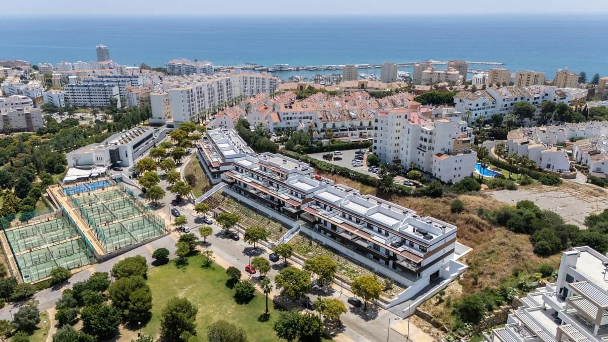 2 Bedroom Middle Floor Apartment for Sale in Estepona, Málaga - Image 2