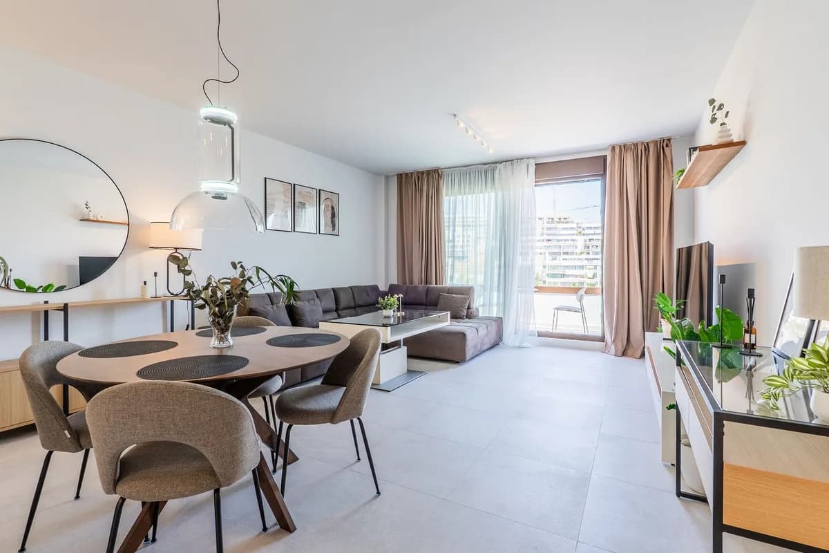 2 Bedroom Middle Floor Apartment for Sale in Estepona, Málaga - Image 4