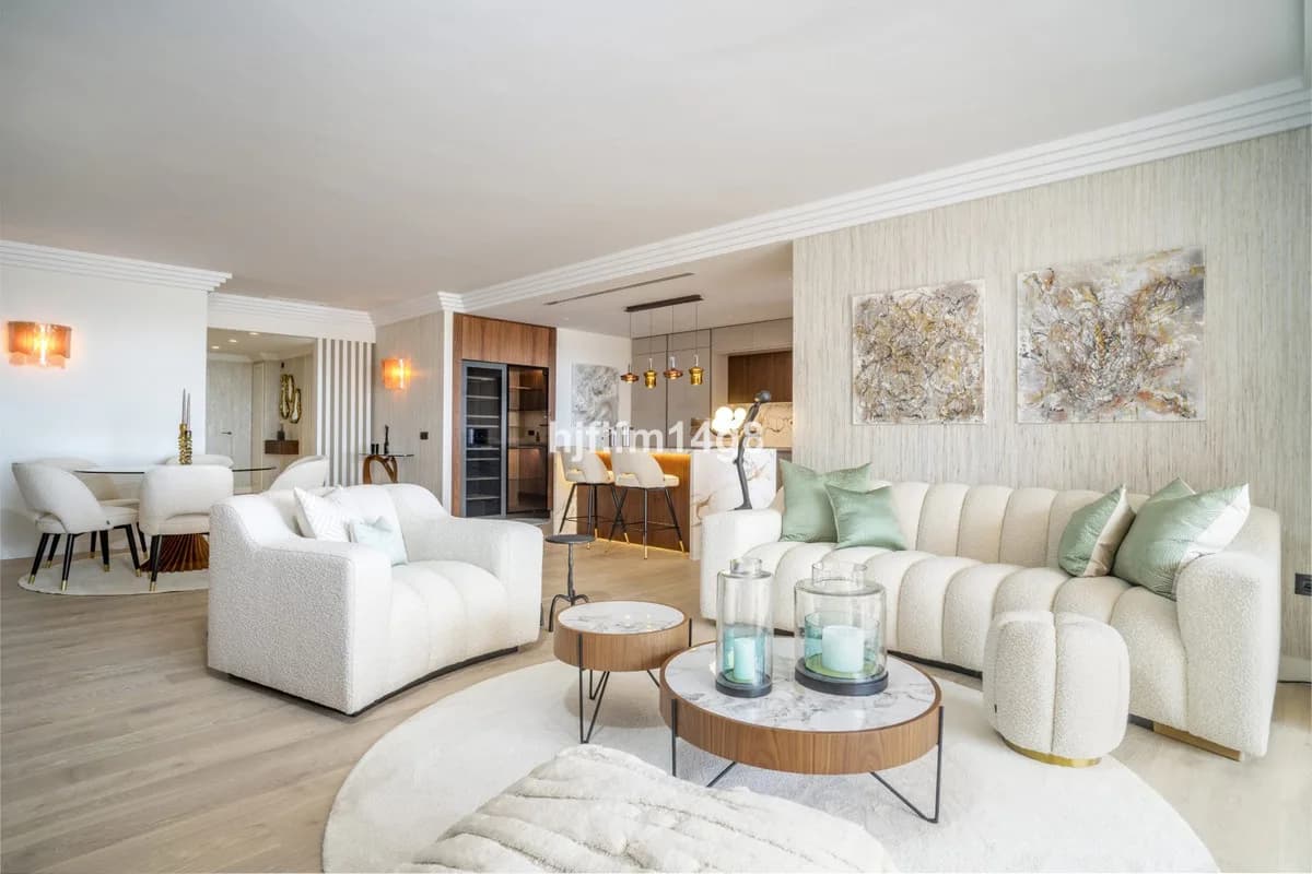 4 Bedroom Middle Floor Apartment for Sale in Nueva Andalucía, Málaga