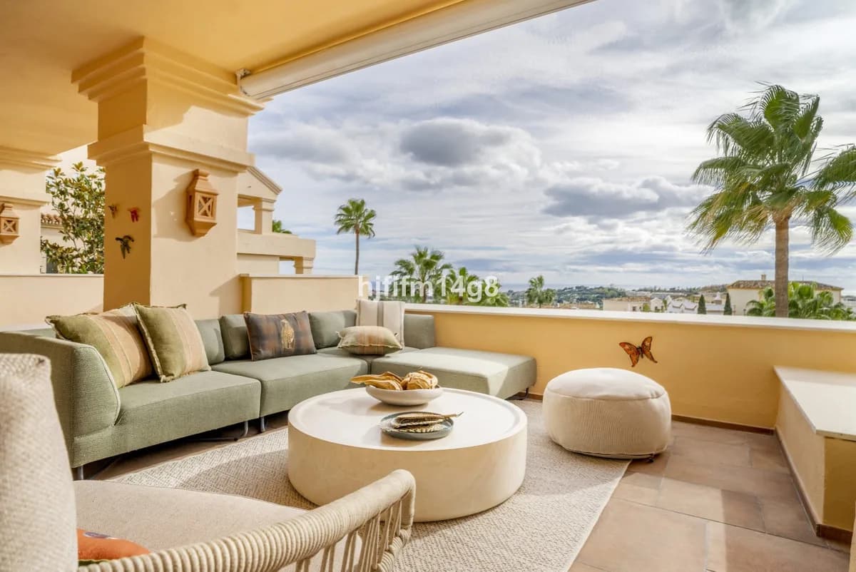 4 Bedroom Middle Floor Apartment for Sale in Nueva Andalucía, Málaga - Image 2