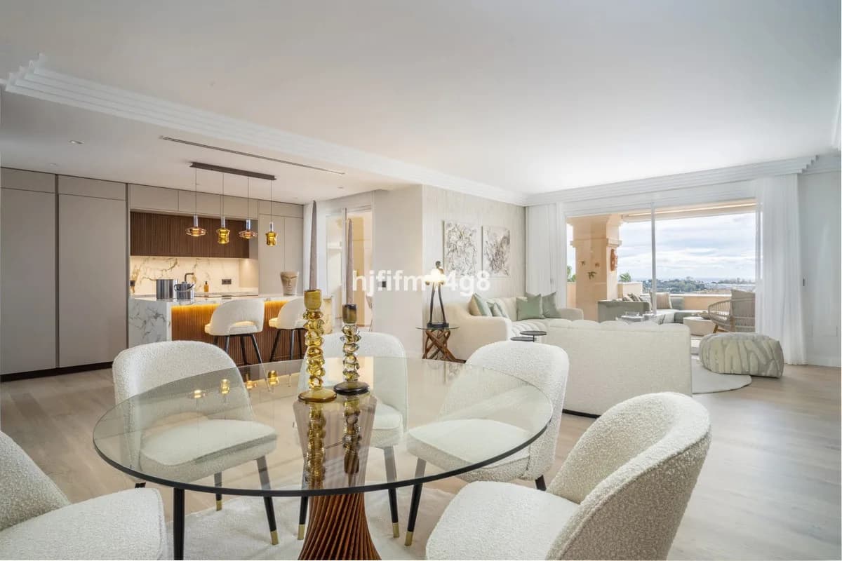 4 Bedroom Middle Floor Apartment for Sale in Nueva Andalucía, Málaga - Image 4