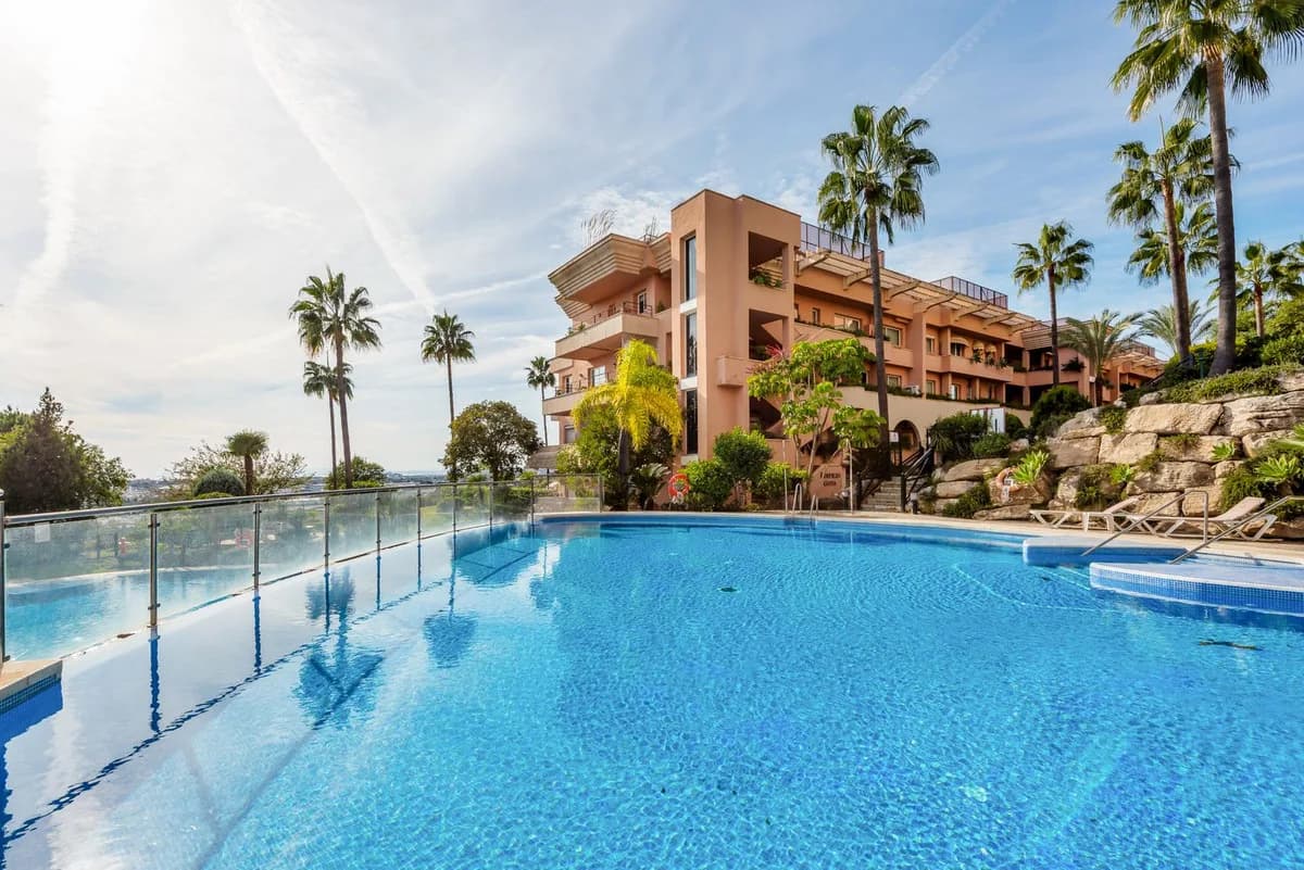 2 Bedroom Middle Floor Apartment for Sale in Nueva Andalucía, Málaga