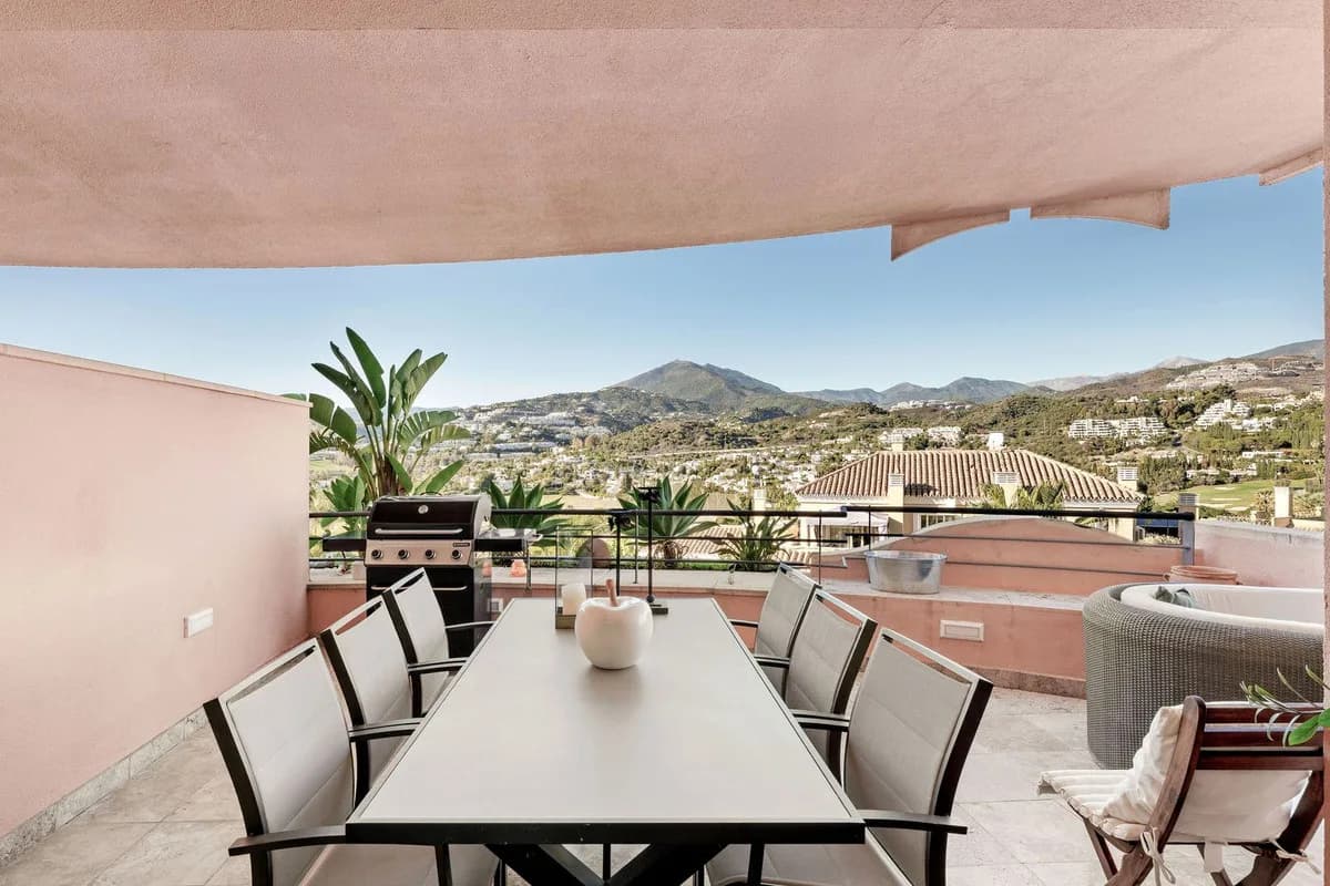 2 Bedroom Middle Floor Apartment for Sale in Nueva Andalucía, Málaga - Image 3