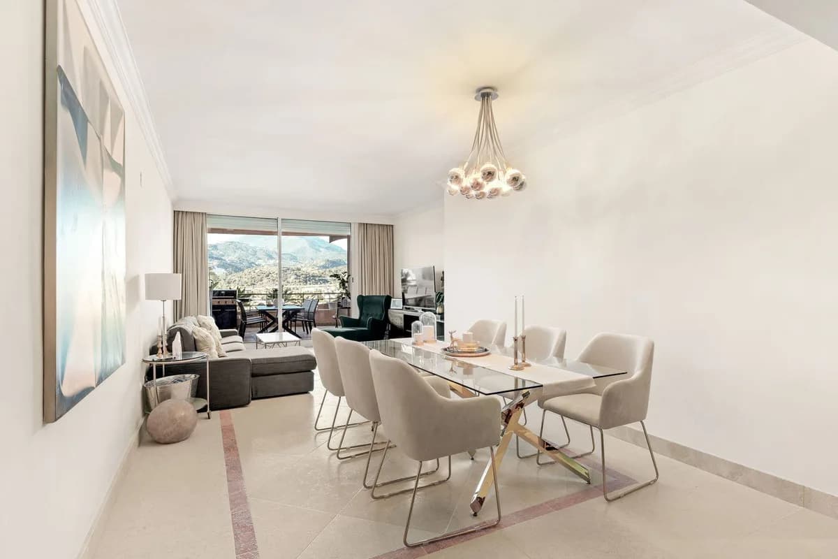 2 Bedroom Middle Floor Apartment for Sale in Nueva Andalucía, Málaga - Image 6