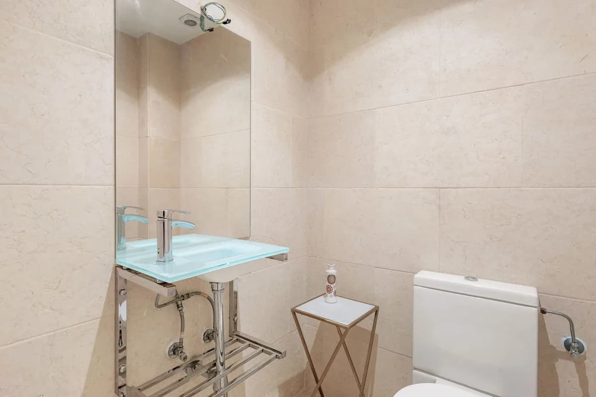 2 Bedroom Middle Floor Apartment for Sale in Nueva Andalucía, Málaga - Image 8