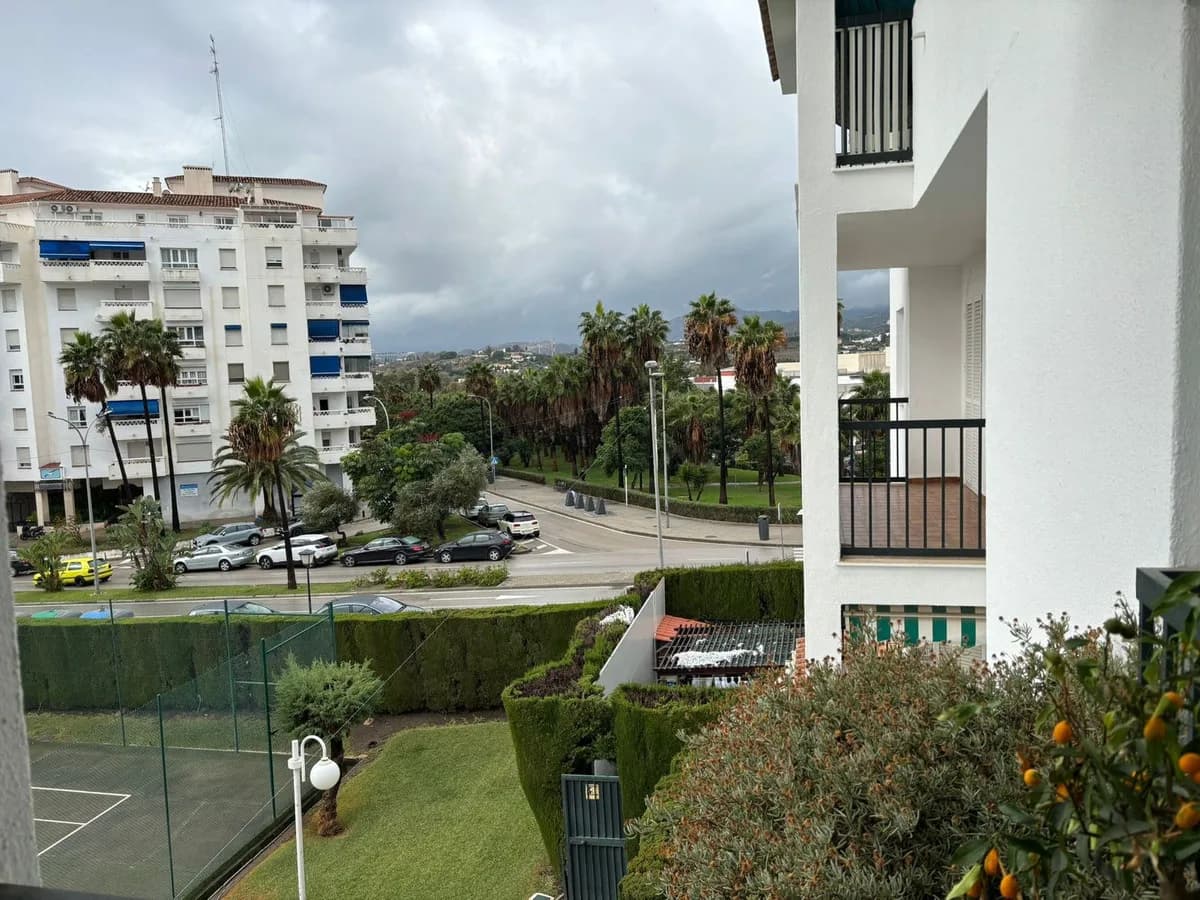 3 Bedroom Middle Floor Apartment for Sale in Nueva Andalucía, Málaga