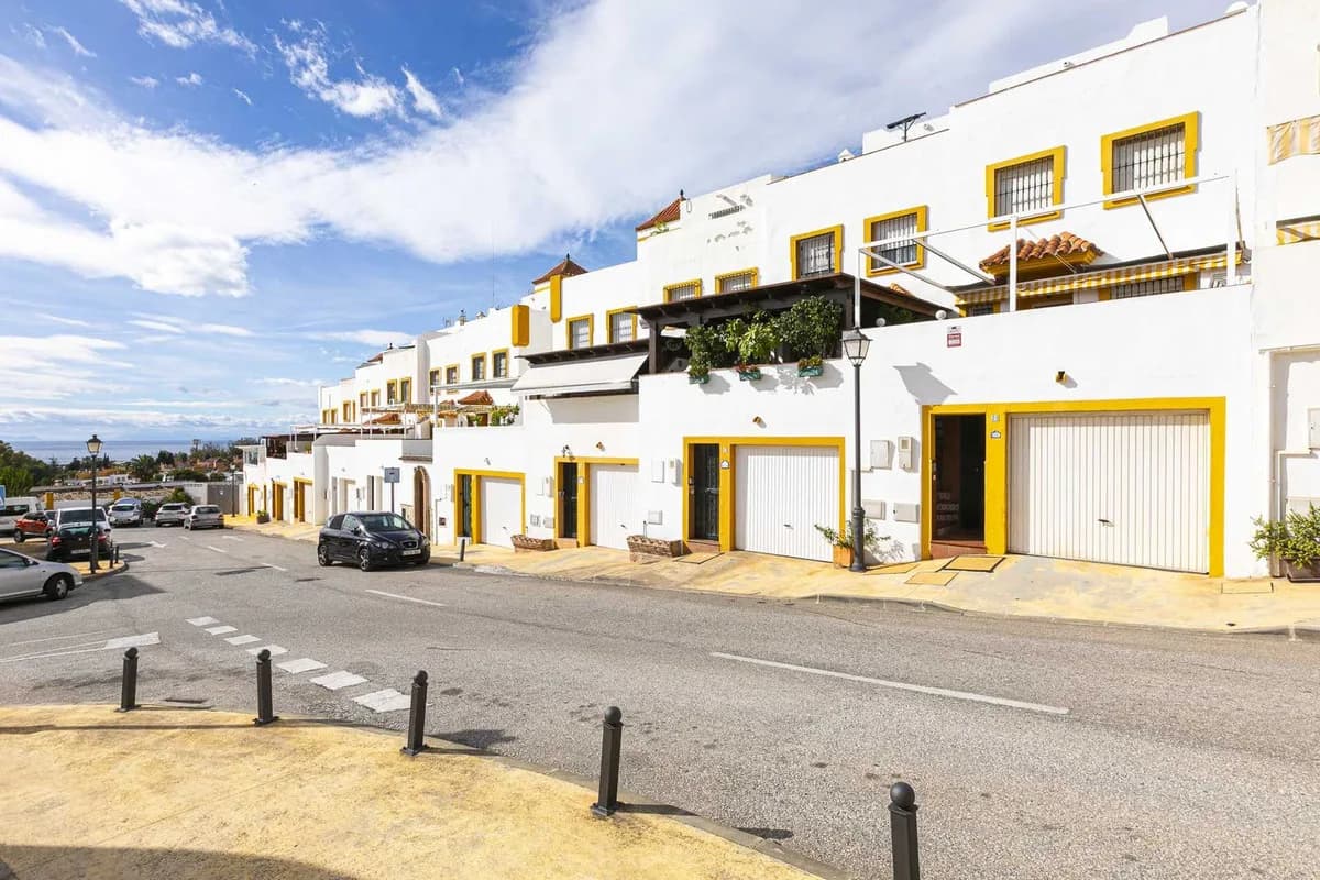 6 Bedroom Townhouse for Sale in Marbella, Málaga - Image 2