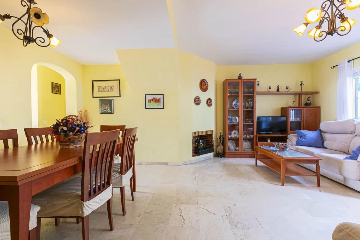 6 Bedroom Townhouse for Sale in Marbella, Málaga - Image 4