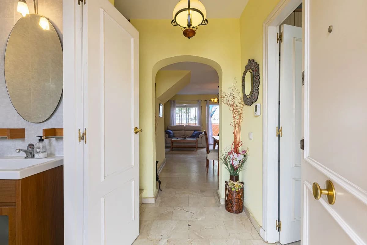 6 Bedroom Townhouse for Sale in Marbella, Málaga - Image 7