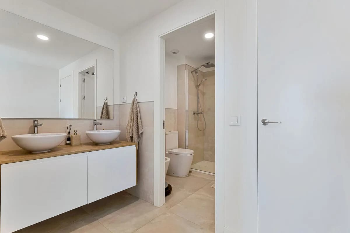 2 Bedroom Top Floor Apartment for Sale in Fuengirola, Málaga - Image 4