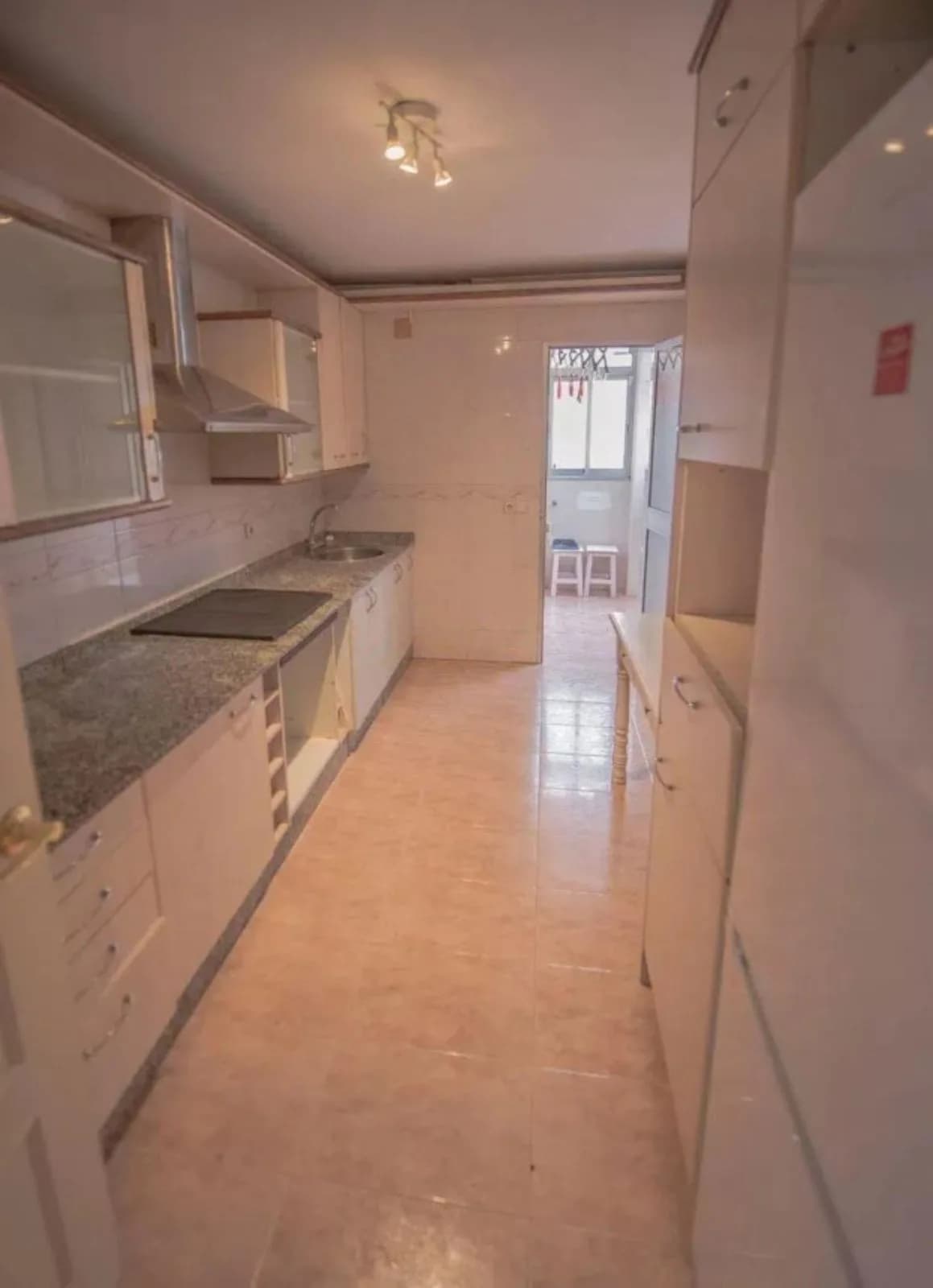 3 Bedroom Middle Floor Apartment for Sale in Marbella, Málaga - Image 4