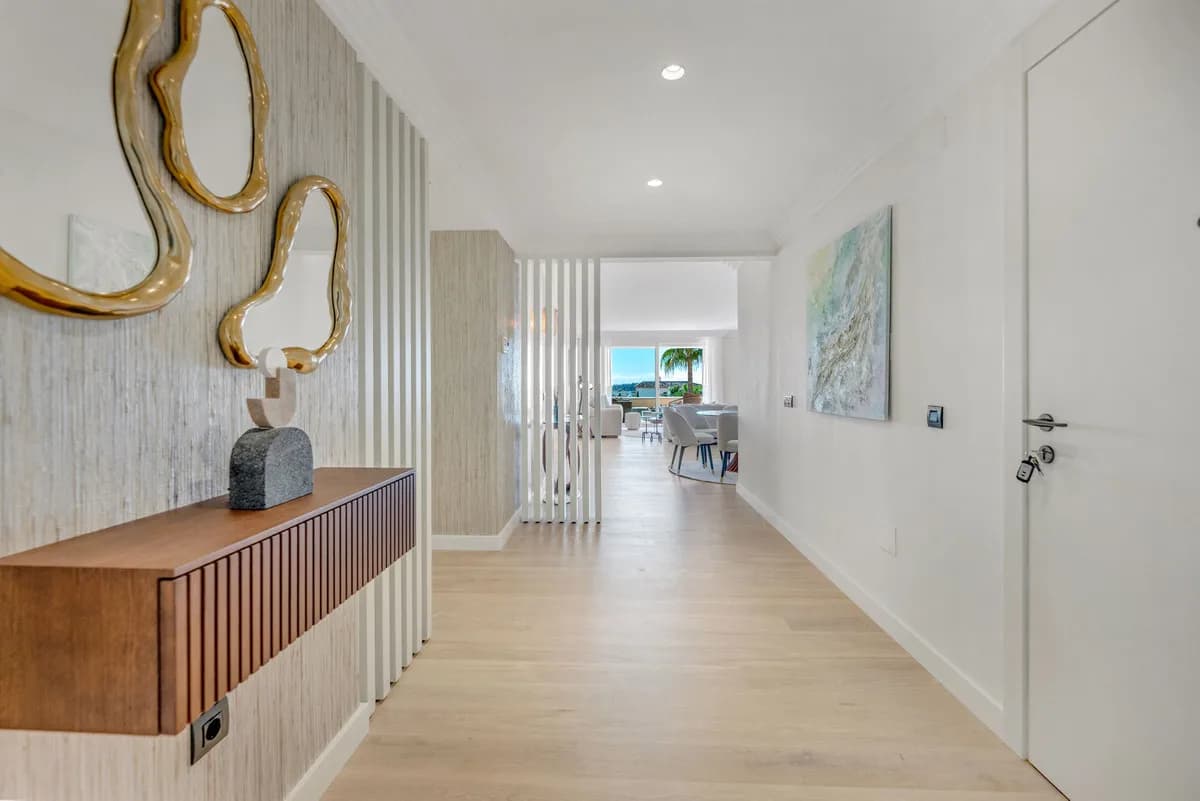 4 Bedroom Middle Floor Apartment for Sale in Nueva Andalucía, Málaga - Image 8