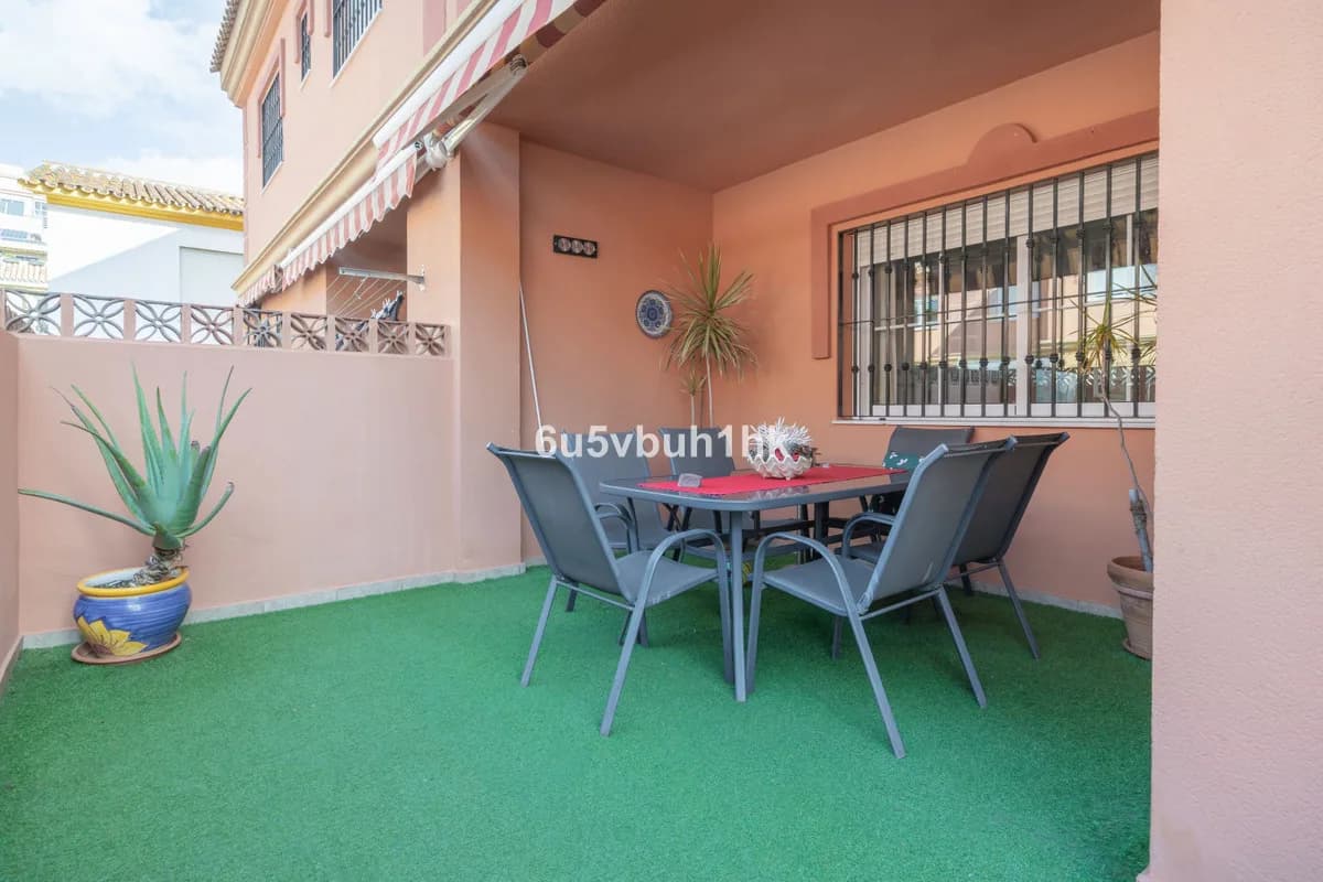 4 Bedroom Semi-Detached House for Sale in Fuengirola, Málaga - Image 2