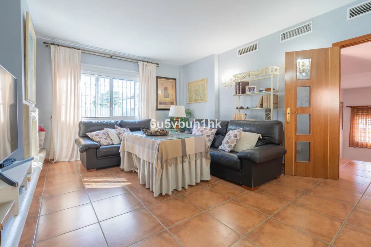 4 Bedroom Semi-Detached House for Sale in Fuengirola, Málaga - Image 9