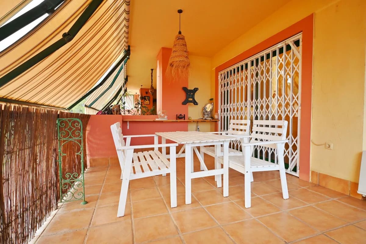 3 Bedroom Middle Floor Apartment for Sale in Fuengirola, Málaga - Image 2