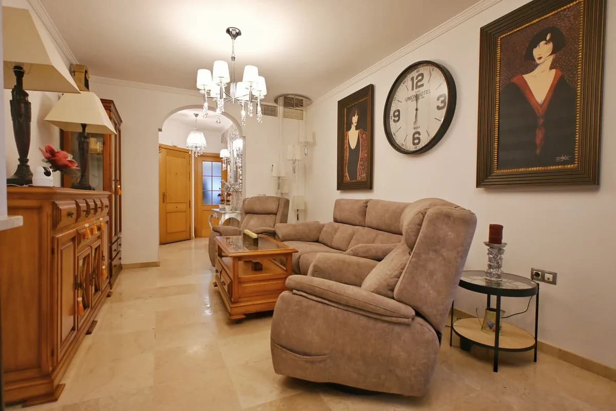 3 Bedroom Middle Floor Apartment for Sale in Fuengirola, Málaga - Image 5