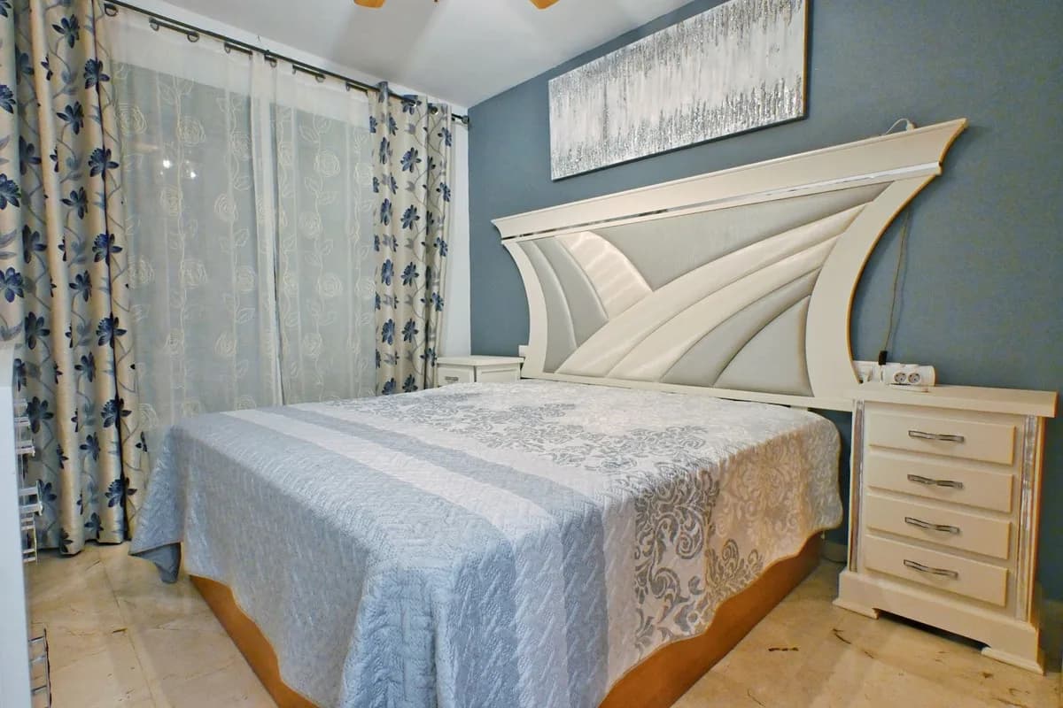 3 Bedroom Middle Floor Apartment for Sale in Fuengirola, Málaga - Image 7