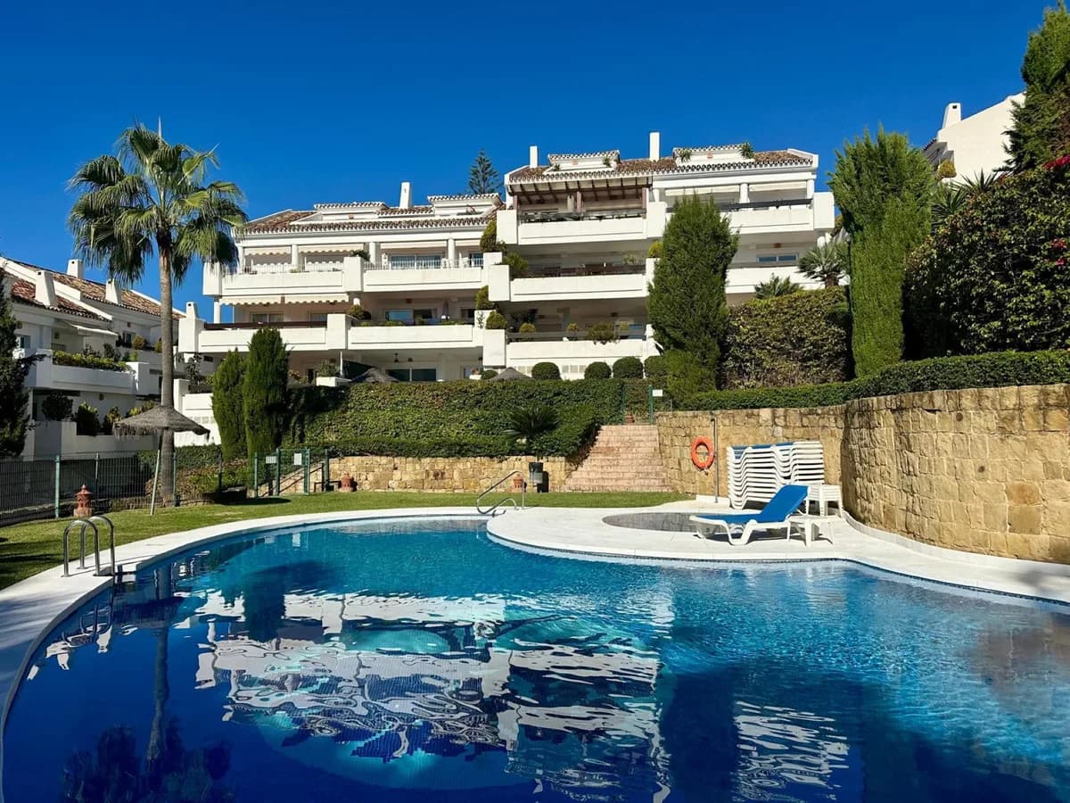 2 Bedroom Middle Floor Apartment for Sale in Nueva Andalucía, Málaga