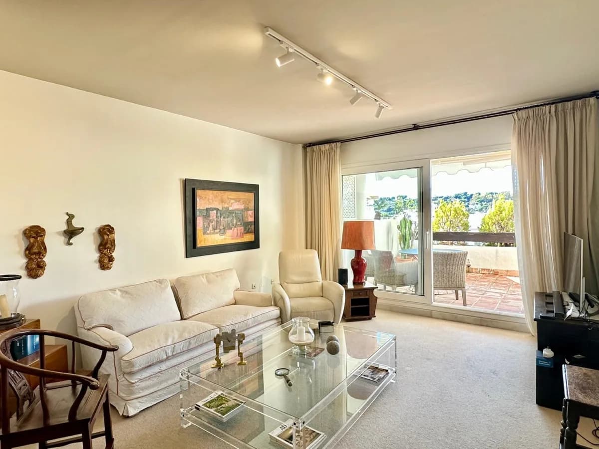 2 Bedroom Middle Floor Apartment for Sale in Nueva Andalucía, Málaga - Image 2