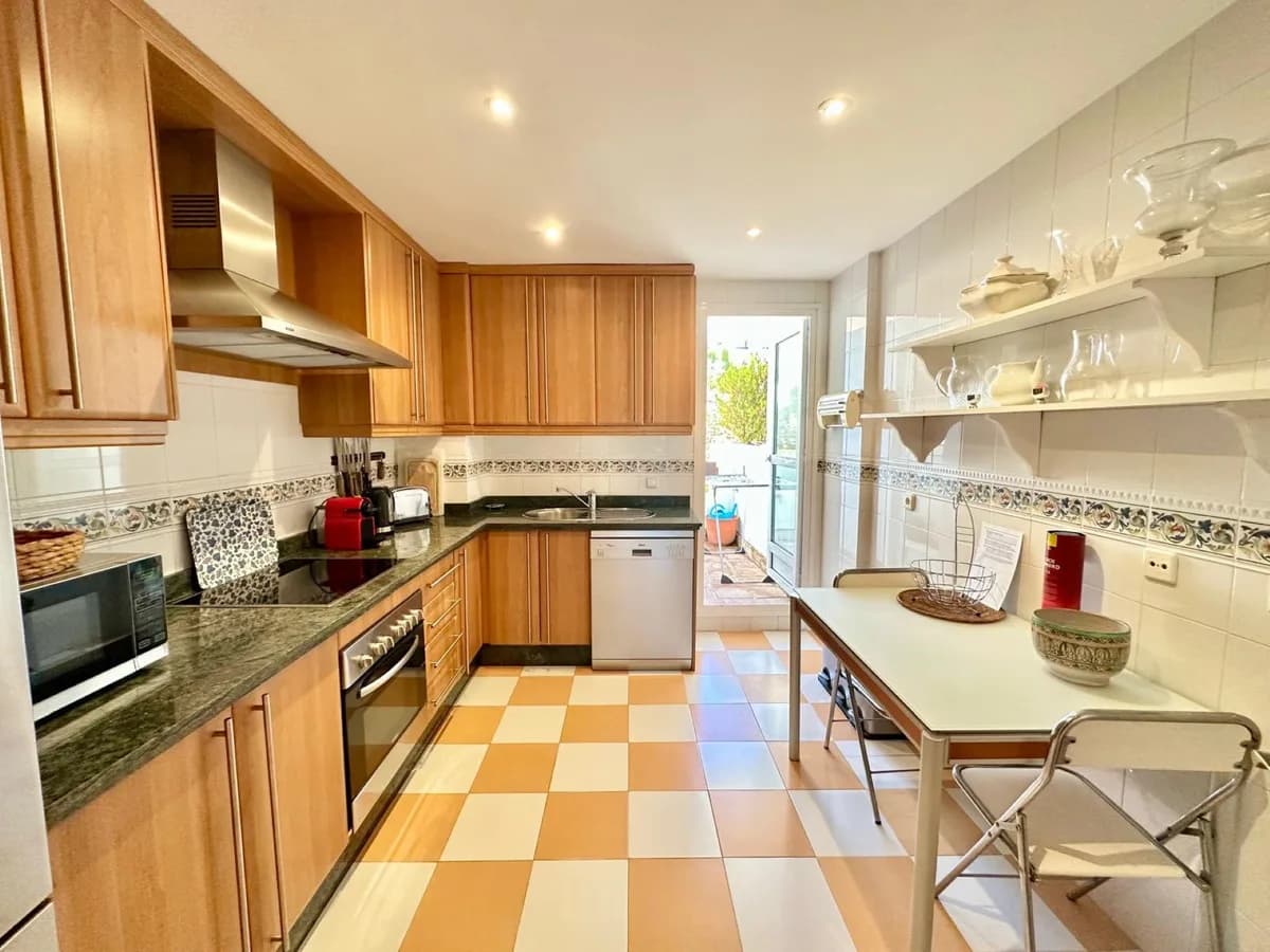 2 Bedroom Middle Floor Apartment for Sale in Nueva Andalucía, Málaga - Image 3