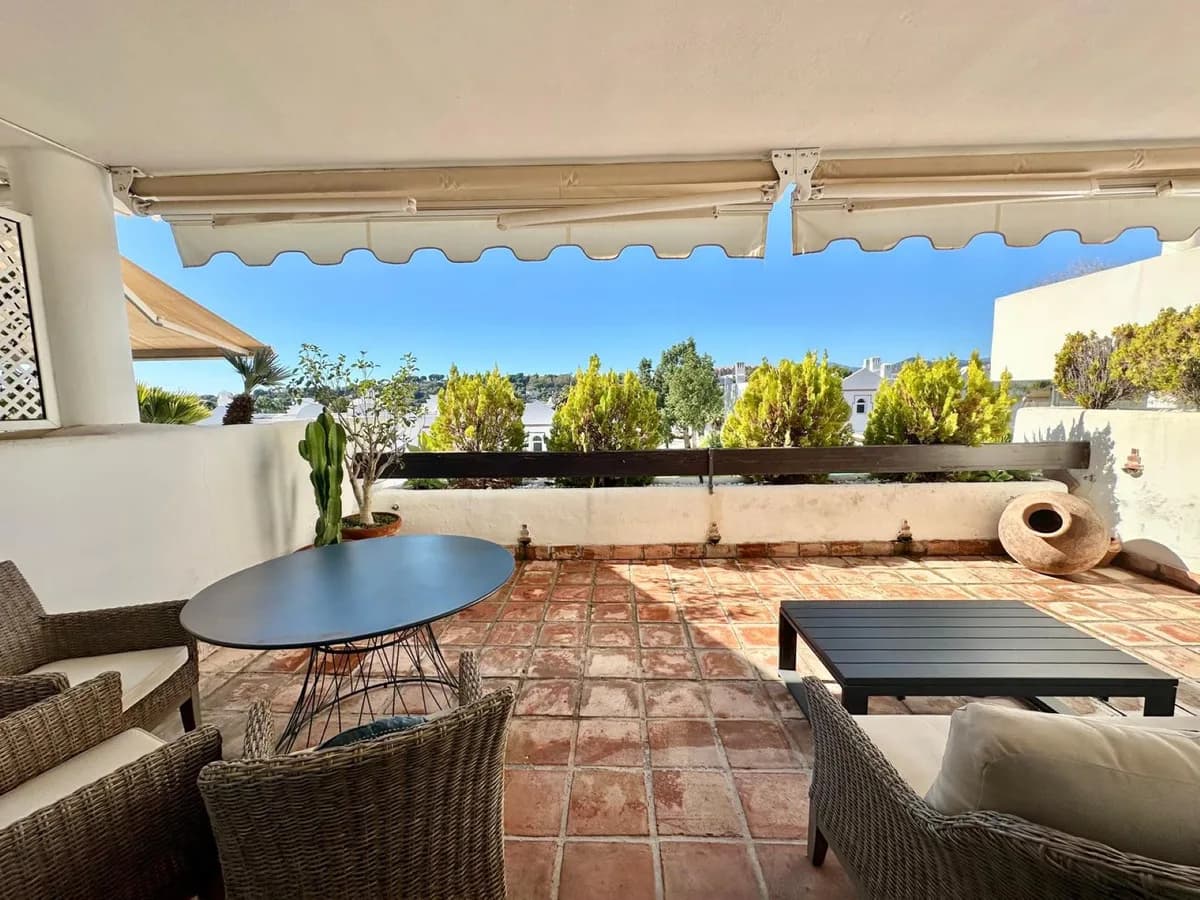 2 Bedroom Middle Floor Apartment for Sale in Nueva Andalucía, Málaga - Image 5