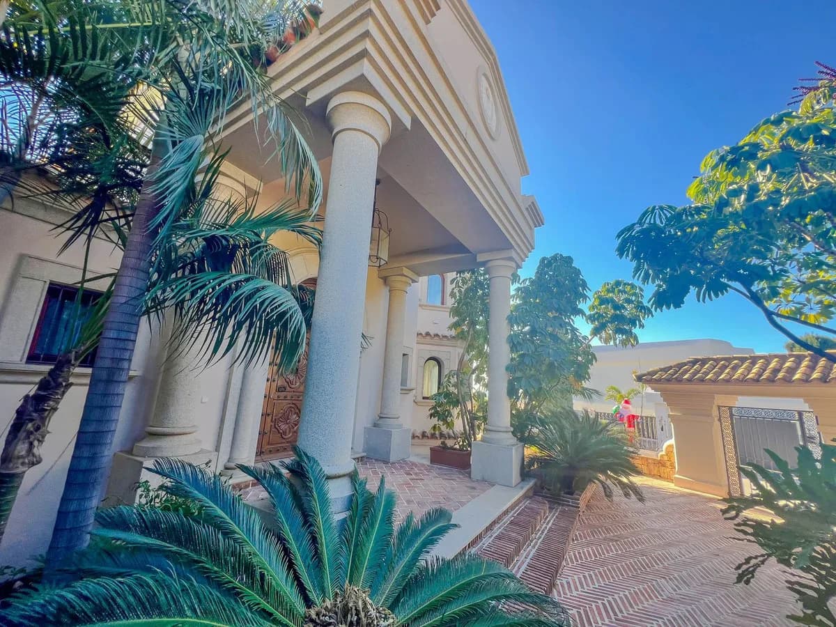 5 Bedroom Detached Villa for Sale in Los Flamingos, Málaga - Image 2