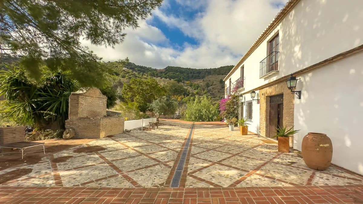 8 Bedroom Finca - Cortijo for Sale in Montes de Málaga, Málaga - Image 4