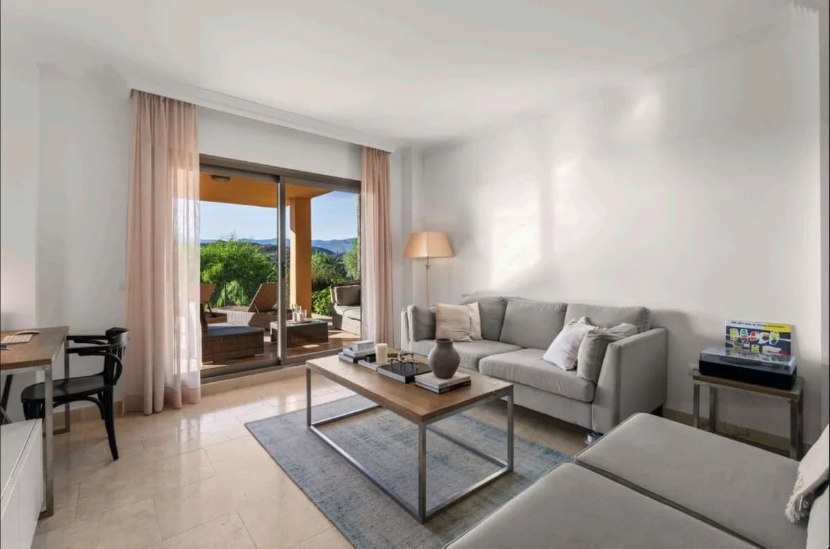 2 Bedroom Ground Floor Apartment for Sale in Benahavís, Málaga - Image 3