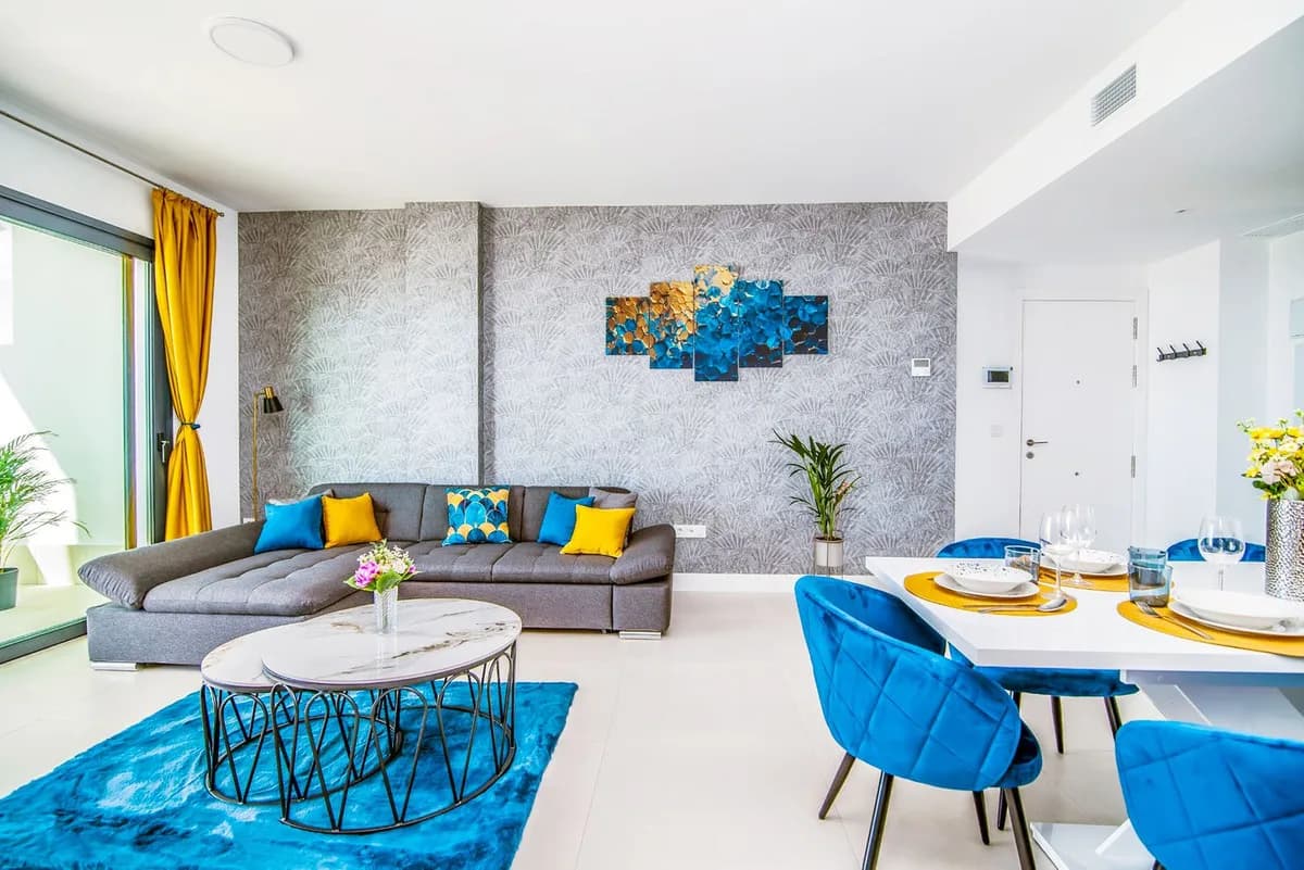 3 Bedroom Middle Floor Apartment for Sale in Fuengirola, Málaga - Image 4