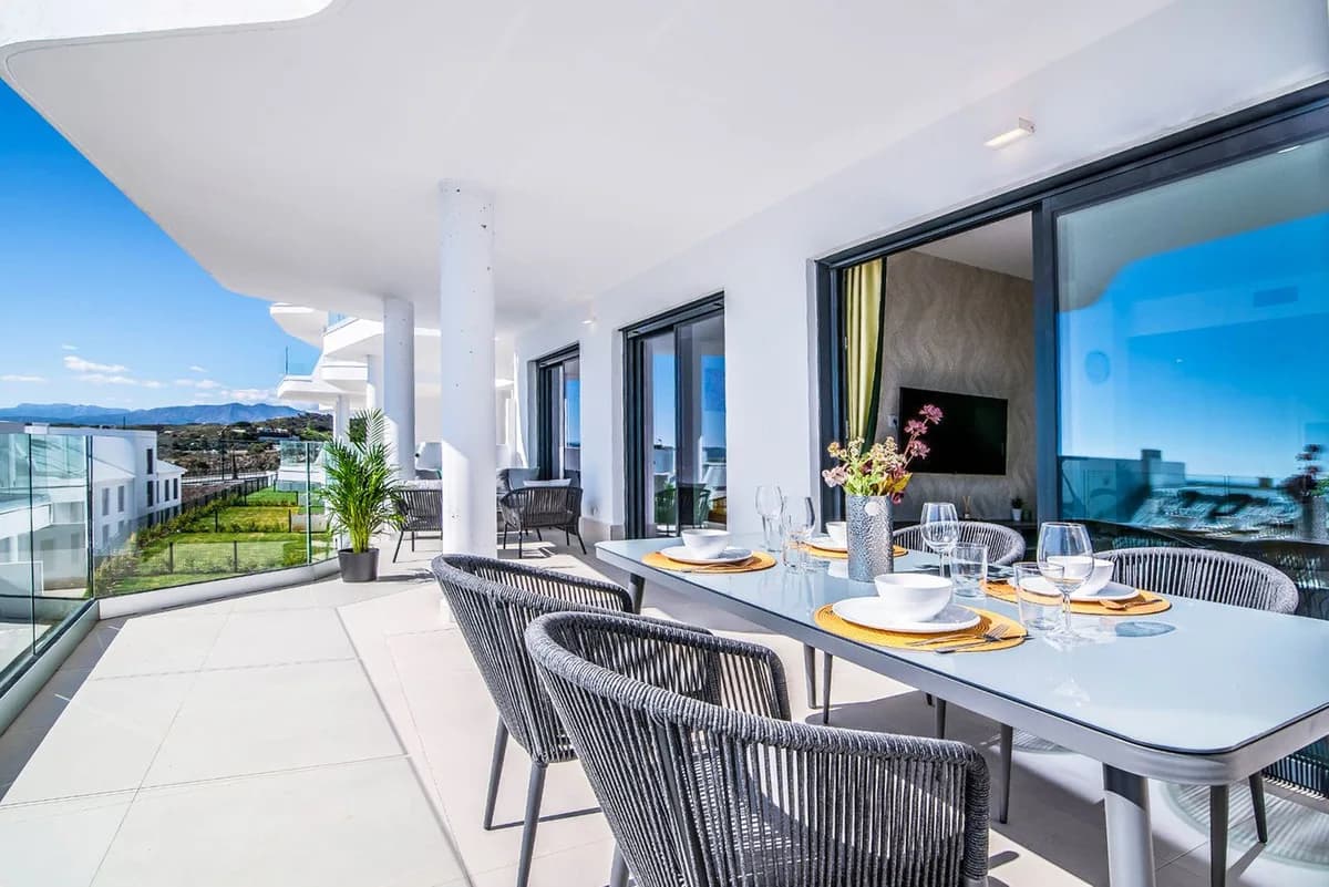 2 Bedroom Middle Floor Apartment for Sale in Fuengirola, Málaga - Image 2