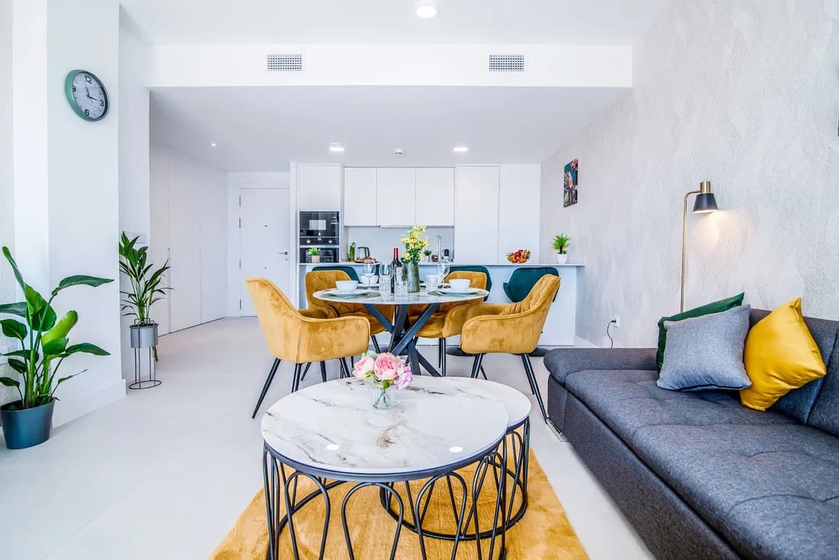 2 Bedroom Middle Floor Apartment for Sale in Fuengirola, Málaga - Image 4