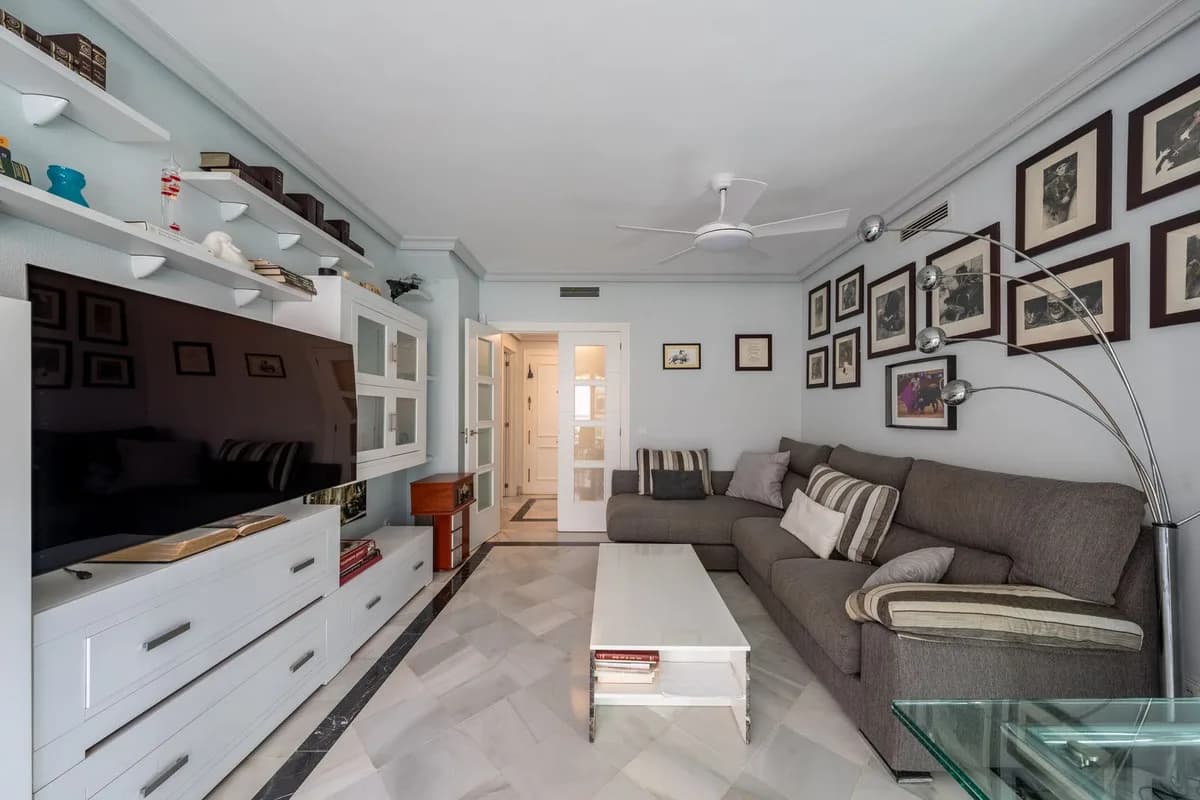 2 Bedroom Middle Floor Apartment for Sale in Marbella, Málaga - Image 4