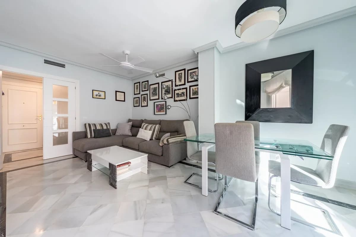 2 Bedroom Middle Floor Apartment for Sale in Marbella, Málaga - Image 6