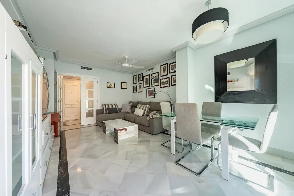 2 Bedroom Middle Floor Apartment for Sale in Marbella, Málaga - Image 9