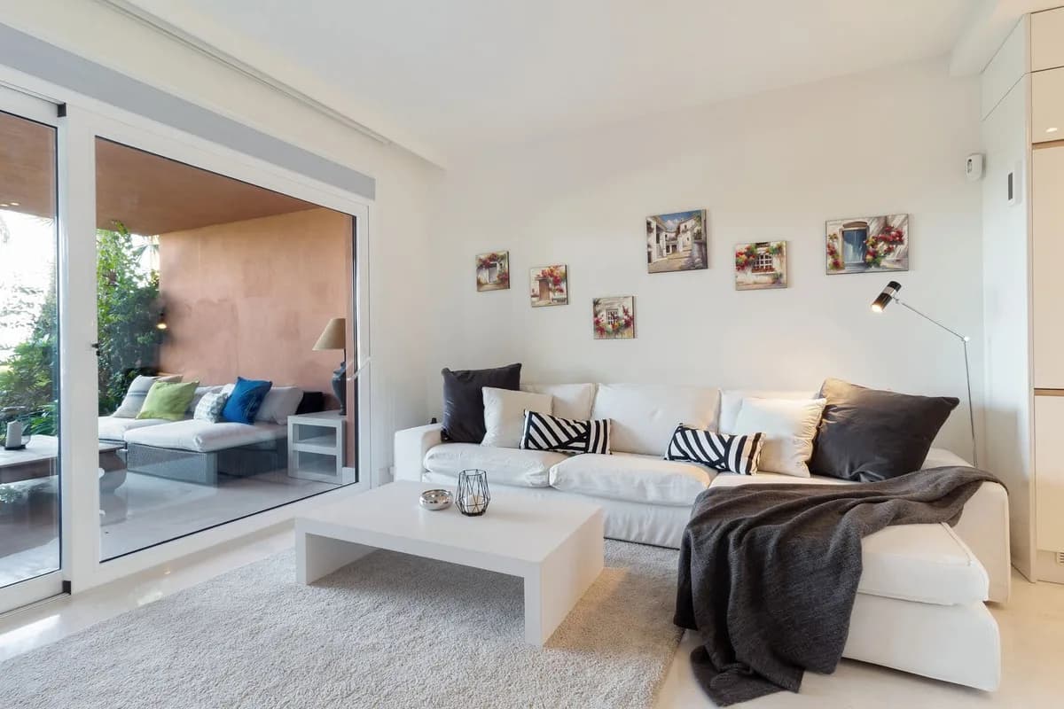 2 Bedroom Ground Floor Apartment for Sale in Los Flamingos, Málaga - Image 5