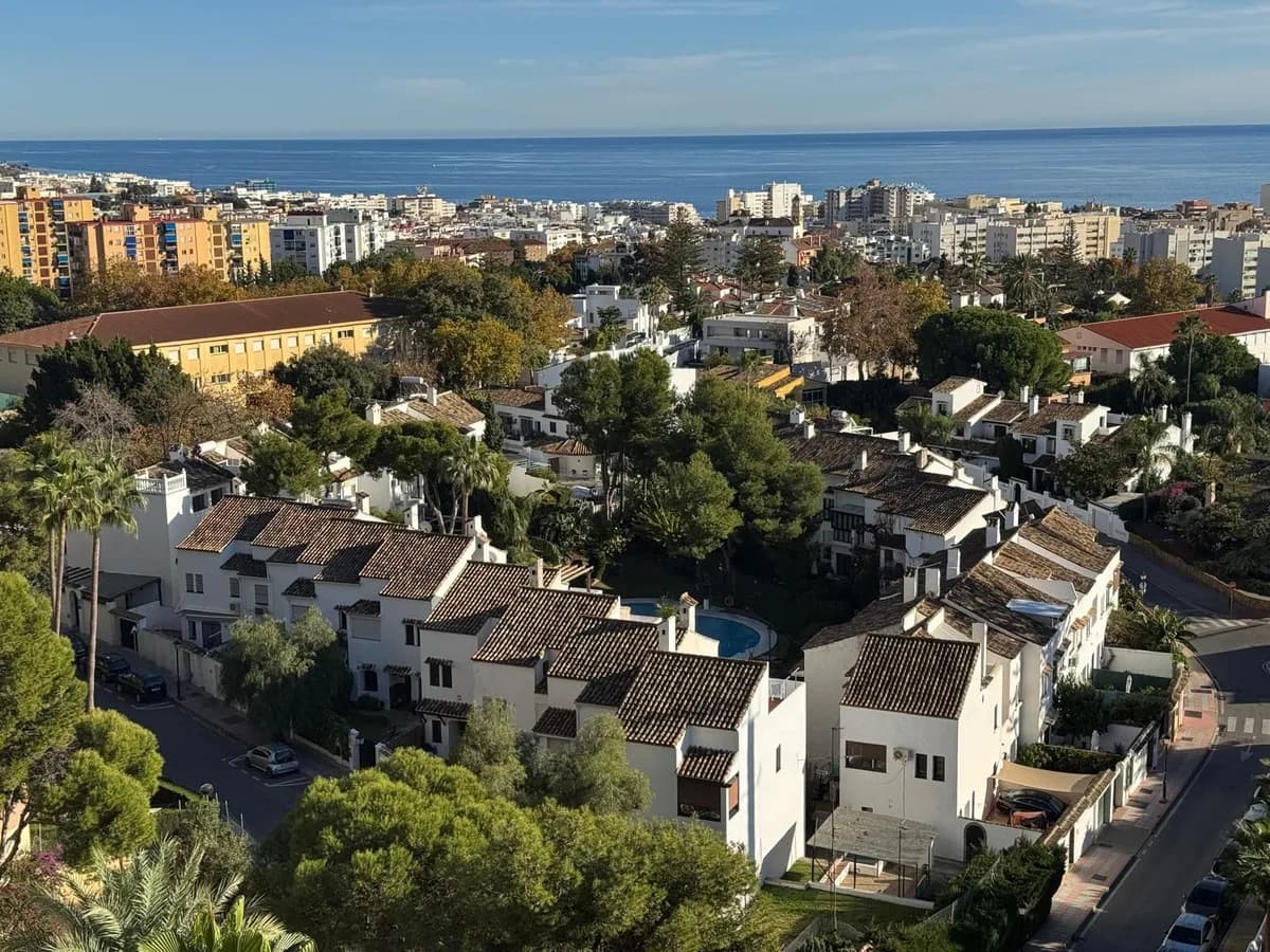 4 Bedroom Townhouse for Sale in Marbella, Málaga - Image 2