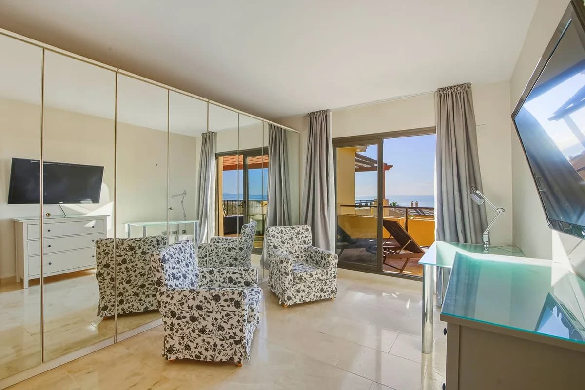 2 Bedroom Penthouse for Sale in Benahavís, Málaga - Image 4