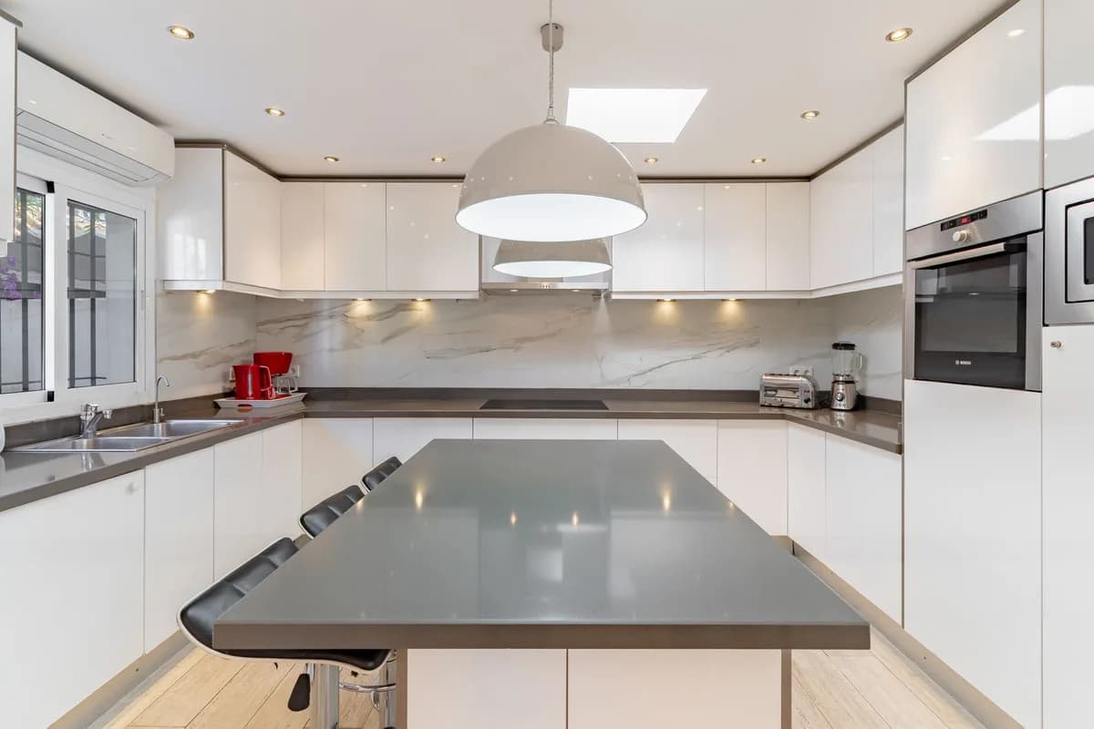 5 Bedroom Detached Villa for Sale in Estepona, Málaga - Image 9