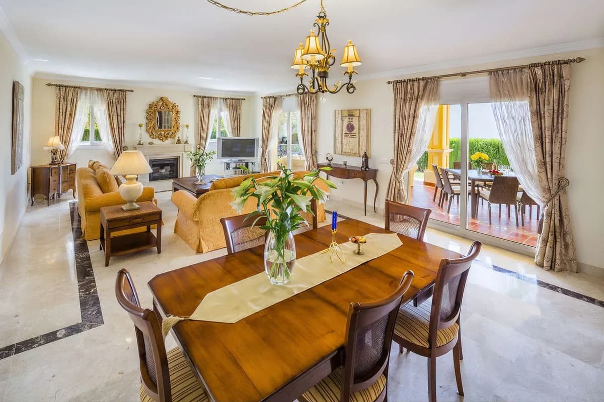 4 Bedroom Detached Villa for Sale in Elviria, Málaga - Image 4
