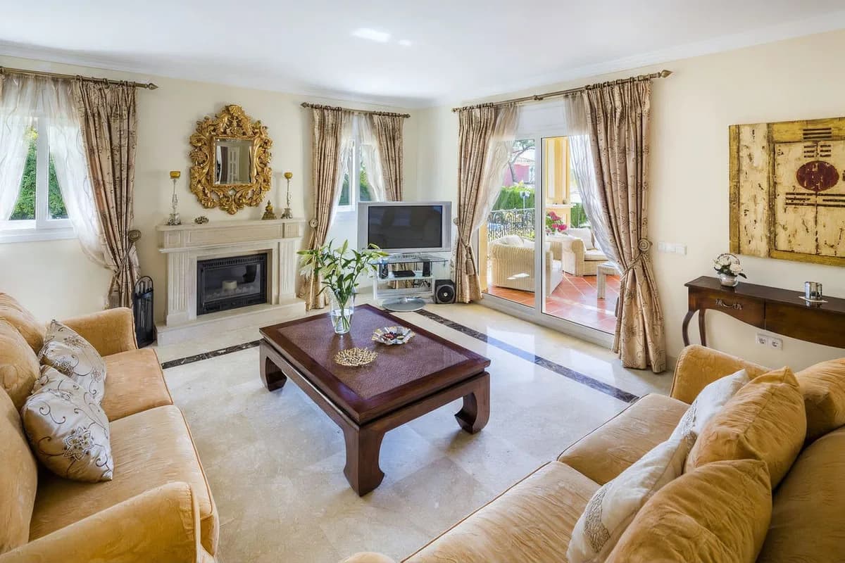 4 Bedroom Detached Villa for Sale in Elviria, Málaga - Image 5