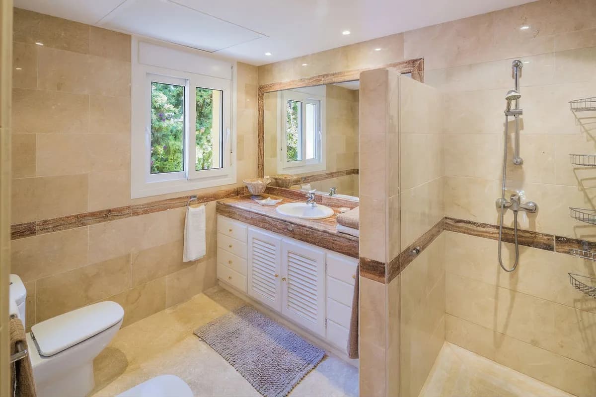 4 Bedroom Detached Villa for Sale in Elviria, Málaga - Image 9
