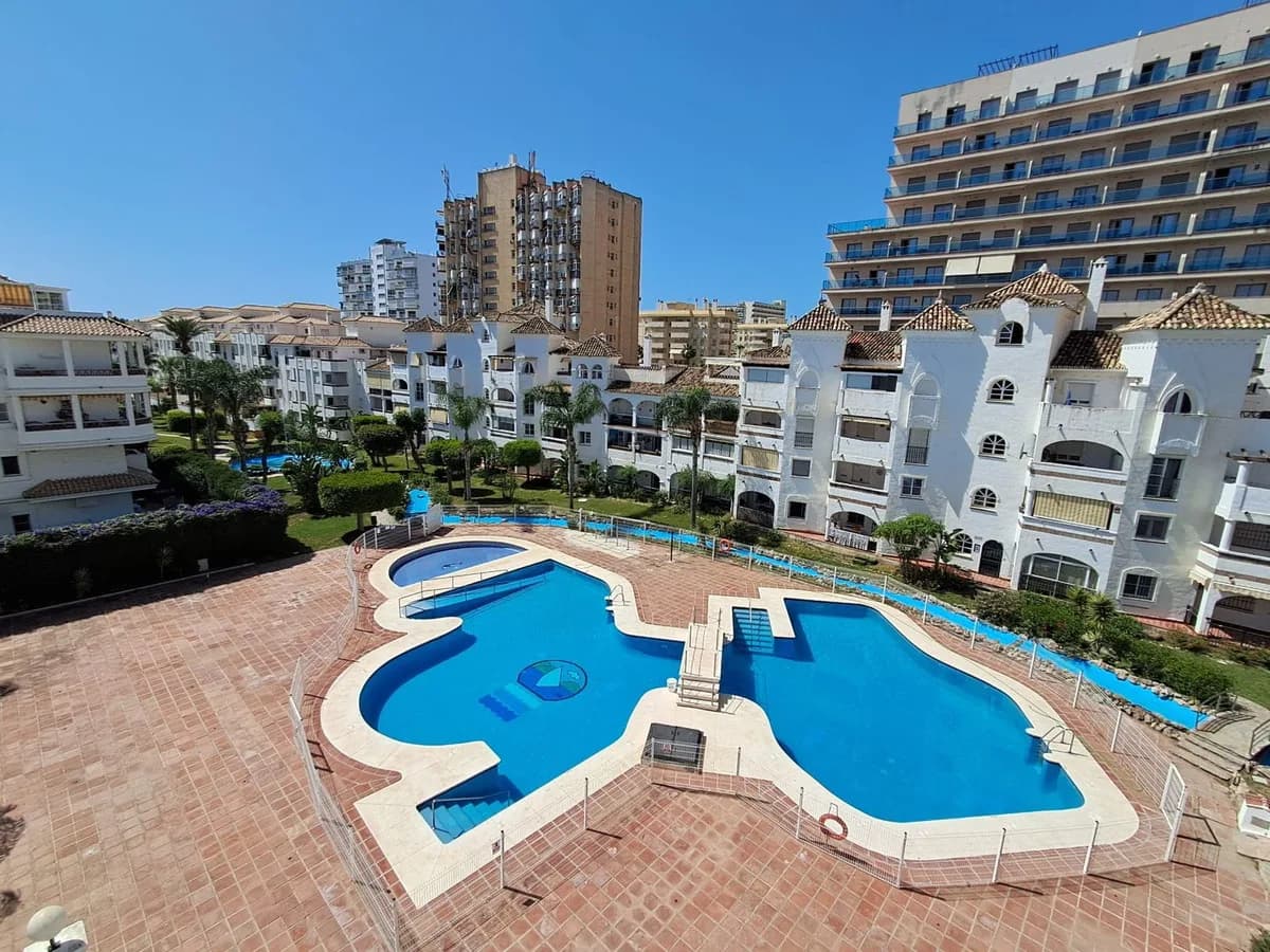 2 Bedroom Middle Floor Apartment for Sale in Benalmadena, Málaga - Image 2